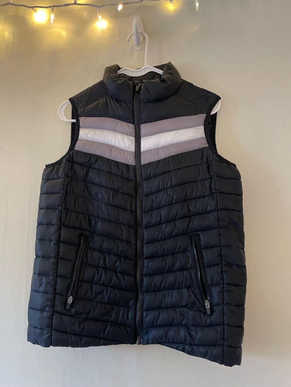 Fabletics Black Quilted Puffer Vest Gray White Chevron Active Yoga Comfy Light - Picture 15 of 16